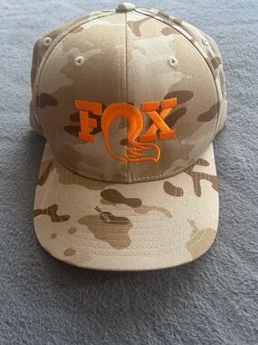 NWOT Men’s SnapBack Fox Camo Hat